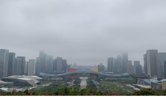 짙은 안개에 가려진 선전시의 고층 건물들이 마치 중국과 선전시의 불투명한 앞날을 예견하는 듯하다 / 사진 = 지난 2일 MBN 촬영