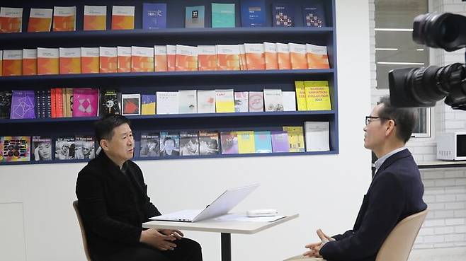 서울 서교동 영화교육지원센터에서 인터뷰 중인 박기용 영화진흥위원회 위원장