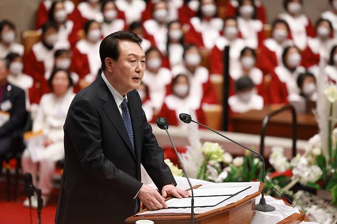 윤석열 대통령이 9일 오후 서울 중구 영락교회에서 열린 2023 한국교회 부활절 연합예배에 참석해 축하인사를 하고 있다. 대통령실 제공