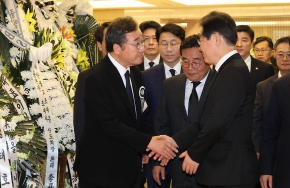 더불어민주당 이낙연 전 대표(왼쪽)가 9일 오후 장인상 빈소가 마련된 서울 강남구 삼성서울병원 장례식장에서 조문을 마친 더불어민주당 이재명 대표를 배웅하고 있다. 2023.4.9 공동취재