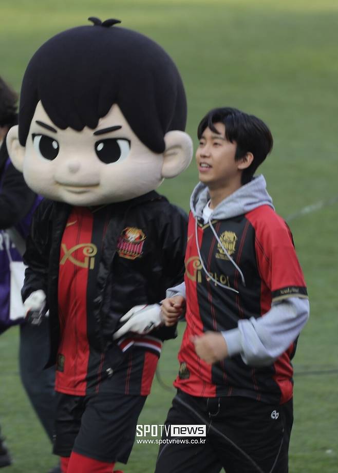 KUEFA Champions League spectators on Lim Young-woong power also made history.Lim Young-woong picked up a hot topic in the 6th round FCSeoul and DeaguFC Kyonggi time axis of 2023 Hana Won Kyu KU UEFA Champions League 1 held at Seoul Sangam World Cup Kyonggi chapter on the 8th.After the news of the time axis was announced, the Kyonggi crowd was officially counted at 45,007 on the day when the advance ticket volume exceeded 250 million.It is the official record of the second half, exceeding 28,039 KUEFA Champions League opening game on February 25, and it is the highest record of Korean professional sports since Corona 19.The crowd of more than 40,000 has been around for about seven years since the Seoul - Suwon match (47,899 people) held at the Seoul World Cup Kyonggi Stadium in June 2016.FCSeoul added meaning by winning 3-0 thanks to Hwang Ui-jo, Na Sang-ho and Palosevics goals.Lim Young-woong performed the Harp time celebration performance after the time axis on the day, and watched Kyonggi until the end and warmed Sangam.In particular, the Harp time celebration performance heated up the atmosphere. He sang HERO while wearing sunglasses and jackets, followed by dancing with back dancers to After Like by girl group IZ*ONE.In order to protect the grass of the soccer field, Lim Young-woong as well as dancers wearing soccer shoes impressed not only the fan club heroic age but also many Hooligan Football Fan Clubs.Paul Manafort of Lim Young-woong fans was also a hot topic throughout. Unfortunately, Lim Young-woongs fan club color is an away team Deagus team color.Concerned that Kyonggi might be covered with an away team color, the fans themselves asked for restraint and dressed up in FCSeouls black and red colors as if they were dressed as a dress code.Even in the heat of soaring tickets, the consideration of leaving the seats empty for supporters and an away team fans became a hot topic.Paul Manafort of heroic age didnt stop there.While Lim Young-woong, who watched Kyonggi together, naturally attracted attention, there was no tangled fan or dirty place to see Lim Young-woong.Focusing on soccer Kyonggi, I was delighted with the appearance of Hooligan Football Fan Clubs.Their Paul Manafort continued until after Kyonggi was over, and according to officials, the heroic age cleared all the seats after Kyonggi was over.It was Lim Young-woong and heroic age that shone more because of mature support culture.