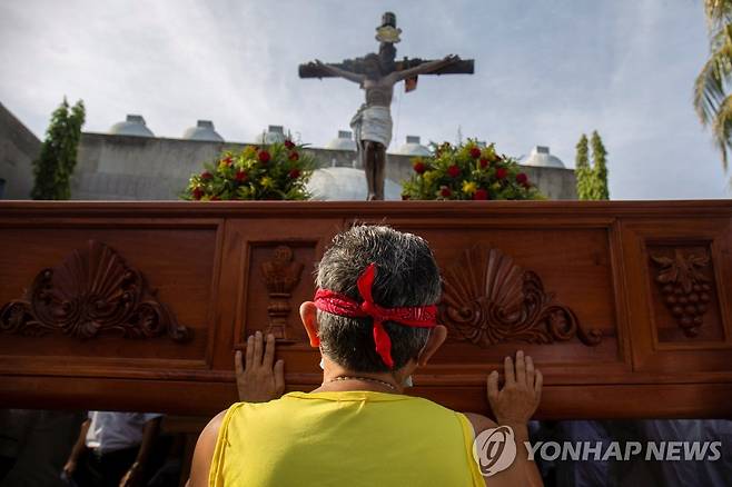 십자가상 아래에서 기도하는 니카라과 가톨릭 신자 (마나과 로이터=연합뉴스) 7일(현지시간) 니카라과 수도 마나과에 있는 메트로폴리탄 대성당에서 한 신자가 예수 십자가상 아래에서 기도하고 있다. 2023.4.9