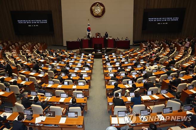 전원위원회 첫 회의 개최 (서울=연합뉴스) 임화영 기자 = 30일 오후 국회 본회의장에서 국회의원 선거제도 개선에 관한 결의안 심사를 위한 전원위원회 첫 회의가 열리고 있다. 2023.3.30 hwayoung7@yna.co.kr