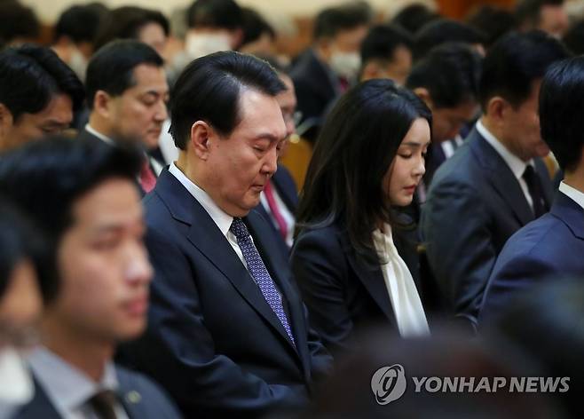 한국교회 부활절 연합예배 참석한 윤석열 대통령 내외 (서울=연합뉴스) 임헌정 기자 = 윤석열 대통령과 김건희 여사가 9일 서울 중구 영락교회에서 열린 2023 한국교회 부활절 연합예배에 참석해 있다. 2023.4.9 [대통령실통신사진기자단] kane@yna.co.kr