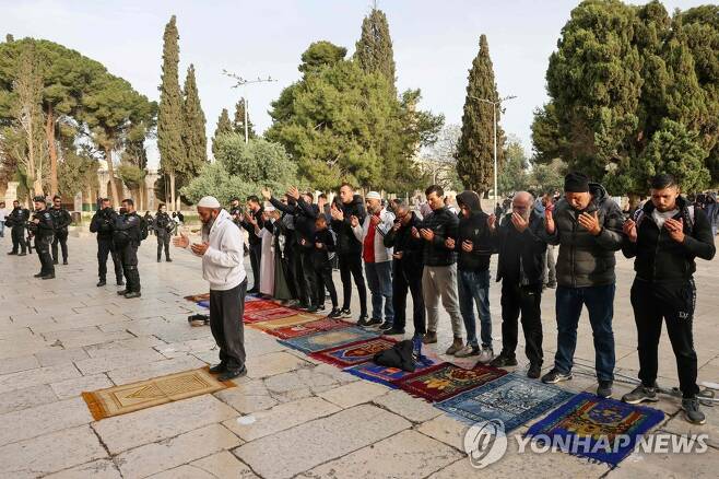 유대인들의 동예루살렘 성지 방문이 재개된 9일 사원내에서 이슬람교도들도 기도를 하고 있다.  [AFP 연합뉴스 자료사진. 재판매 및 DB 금지]