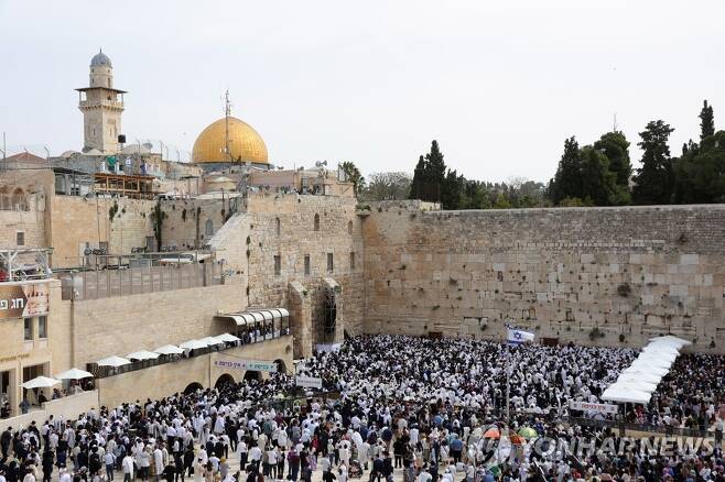 '통곡의 벽'으로 불리는 예루살렘 구시가지 서쪽 벽에서 진행되는 유대인들의 종교 행사 [EPA 연합뉴스 자료사진. 재판매 및 DB 금지]