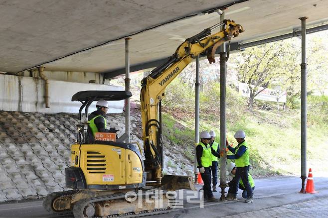 성남시와 공사 관계자들이 정자교 붕괴사고 이후 탄천 일대에 위치한 노후교량 하부에 상부 중량을 분산할 구조물 잭서포트를 설치하고 있다.(사진=성남시)