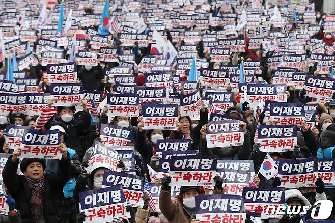 전광훈 목사가 이끄는 자유통일당 등 보수단체 관계자들이 3일 오후 서울 종로구 세종대로 일대에서 '주사파 척결 국민대회'를 하고 있다. 2022.12.3/뉴스1 ⓒ News1 민경석 기자