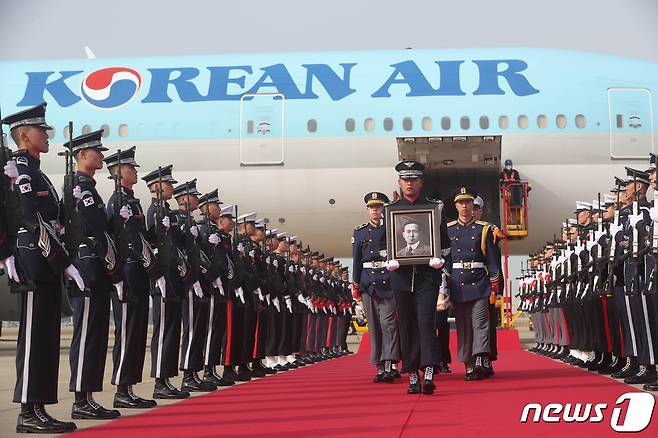 10일 오전 인천국제공항항 제2터미널 주기장에서 엄수된 황기환 애국지사 유해 영접행사 중 국방부 의장대가 유해를 운구하고 있다. 2023.4.10/뉴스1 ⓒ News1 공항사진기자단