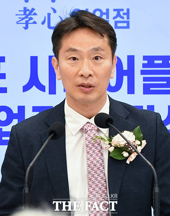 일각에서는 새마을금고도 농협·신협 등 다른 상호금융처럼 금융당국의 관리를 받아야 한다는 주장이 나온다. 사진은 이 원장이 지난달 30일 오전 서울 영등포구 우리은행 영등포 시니어플러스점에서 열린 시중은행 고령층 특화점포 개설식에 참석해 인사말을 하고 있는 모습. /박헌우 기자