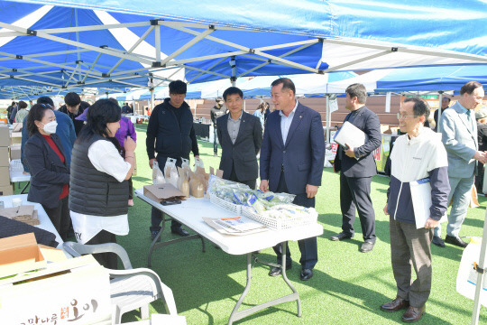 공주시는 서울 송파구 소재 보인 중·고등학교 운동장에서 농특산물직거래장터를 성황리에 열려 문전성시를 이뤘다.사진=고웆시 제공