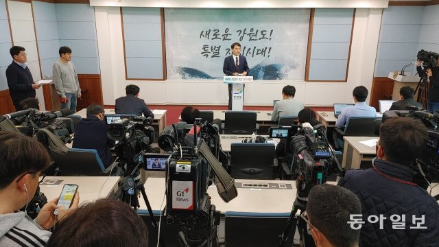 김진태 강원도지사가 9일 도청 브리핑룸에서 ‘산불 때 골프쳤다’는 내용의 한 언론사 보도와 관련해 기자회견을 하고 있다. 춘천=이인모 기자