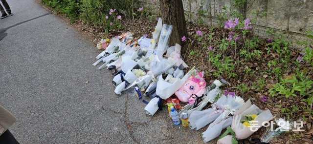 배승아 양이 숨진 대전 서구 둔산동 문정네거리 사고현장에는 시민들이 가져다 놓은 국화꽃과 인형, 과자, 음료, 편지 등이 쌓였다. 이기진 기자