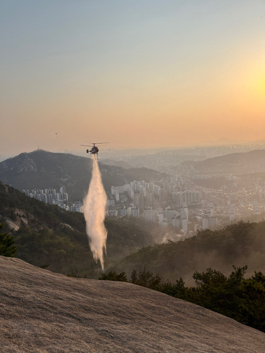 인왕산 화재 진화 모습.



<사진=서울시>