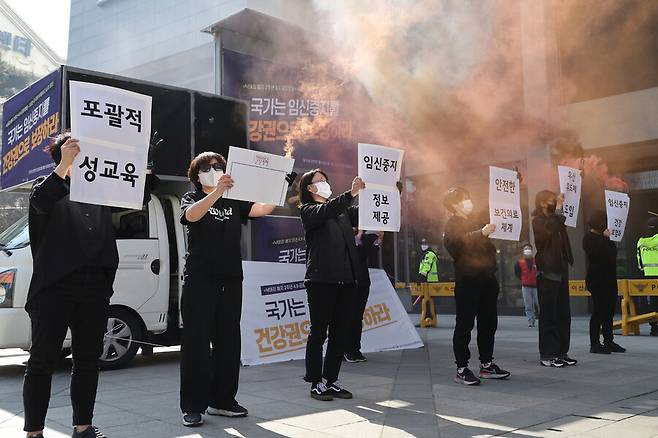 ‘모두의 안전한 임신중지를 위한 권리보장 네트워크’ 주최로 9일 오후 서울 용산역 광장에서 열린 집회에서 참석자들이 ‘임신중지 정보 제공’과 ‘유산유도제 도입’ 등 정부에 ‘낙태죄’ 폐지에 따른 후속 조처 마련을 촉구하고 있다. 김혜윤 기자 unique@hani.co.kr