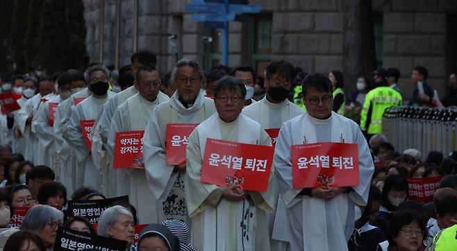 정의구현전국사제단 비상대책위원회 사제들이 10일 오후서울광장에서 열린 ‘친일매국 검찰독재정권 퇴진과 주권회복을 위한 월요 시국미사’에 입장하고 있다. 윤운식 선임기자