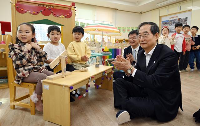 지난달 24일 한덕수 국무총리가 서울 구로구 구로삼성어린이집을 찾아 수업을 참관하고 있다. 뉴스1