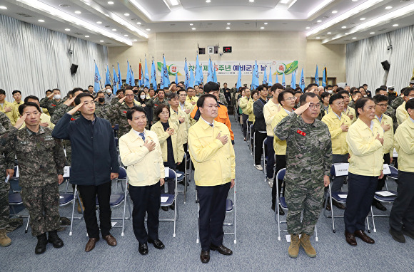 지난 7일 제주도청 탐라홀에서 열린 제55주년 예비군의 날 기념식에서 참석자들이 국기에 대한 경례를 하고 있다. [사진=제주특별자치도 ]