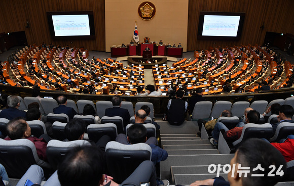 10일 오후 서울 여의도 국회 본회의장에서 국회의원 선거제도 개선에 관한 결의안 심사를 위한 전원위원회가 열리고 있다. [사진=김성진 기자]