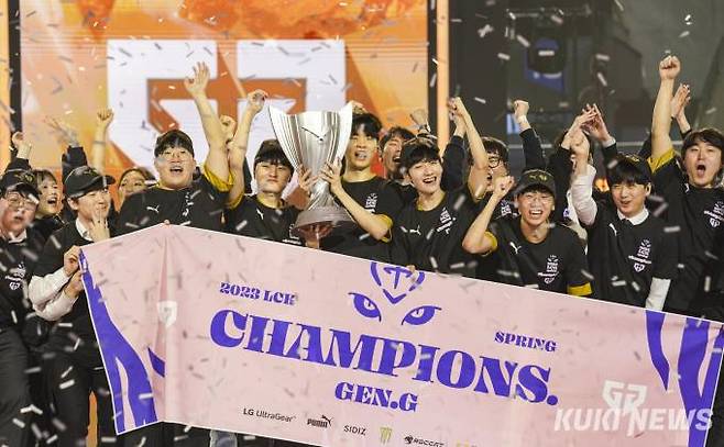 9일 서울 송파구 잠실실내체육관에서 열린 T1과의 2023 LCK 스프링 결승전에서 승리한 젠지e스포츠 선수단이 우승 트로피를 들어올리며 기뻐하고 있다.   사진=임형택 기자