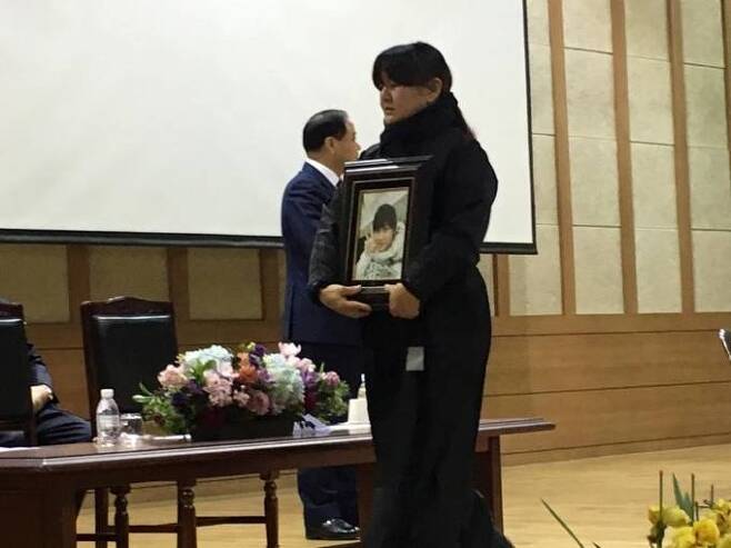 지난 2018년, 고(故) 박주원양의 어머니 이기철씨가 박양의 영정사진을 들고 고등학교 졸업식에 참석했다. 이씨 제공