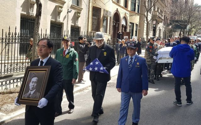 지난 8일 오전(현지시간) 뉴욕한인교회에서 황기환 애국지사의 추모식이 열린 뒤 교민들이 황기환 지사의 유해를 운구 차량에 안치 및 국내로 봉송하는 행사를 하고 있다. 국가보훈처 제공