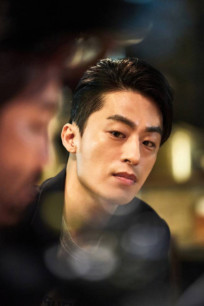 한희성이 길복순을 보며 느끼는 감정은 복합적이다. 그는 선배 길복순을 존경하고, 이성적으로 좋아하는 마음도 품지만, 한편으로는 그녀 때문에 자신의 기회가 제한되고 있다고 느낀다. /사진 제공=넷플릭스