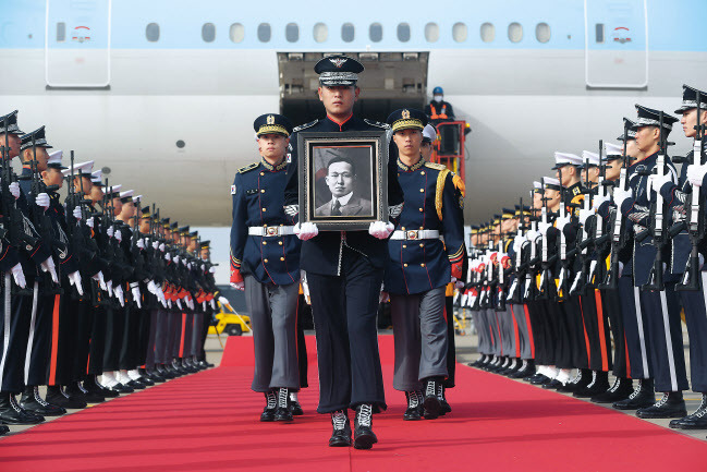 10일 인천국제공항 제2터미널 주기장에서 열린 황기환 애국지사 유해 영접 행사에서 국방부 의장대가 유해를 운구하고 있다. [연합]