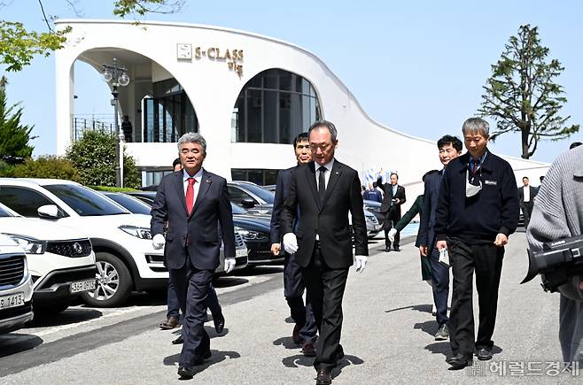 정원주 중흥그룹 부회장이 10일 오전 광주 동구 조선대 사범대학에 일원에 지역사회와 함께 하고 문화,휴식 공간 및 장학기금을 조성하기 위해 무상으로 기증한 전망대카페 'S-CLASS 마루' 준공식에 참석해 민영돈 조선대 총장과 함께 카페를 둘러보고 있다.. 광주=박해묵 기자