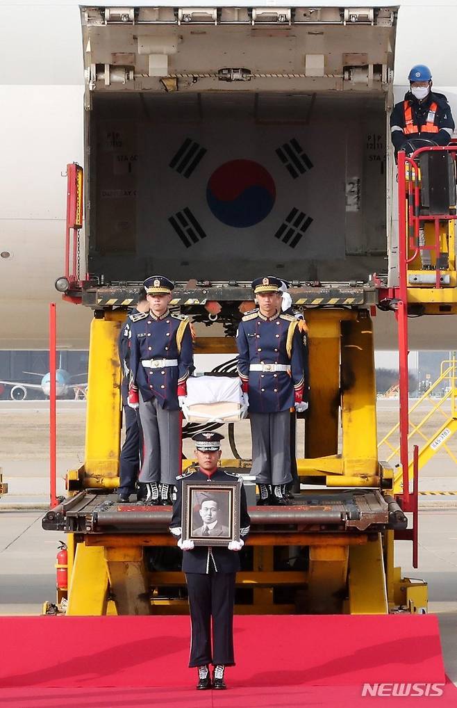 [인천공항=뉴시스] 공항사진기자단 = 드라마 미스터 션샤인 '유진 초이'역의 실존인물인 황기환 애국지사의 유해 영접식이 10일 인천공항 계류장에서 진행되고 있다. 2023.04.10. photo@newsis.com