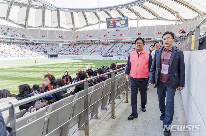 [서울=뉴시스] 경기장 일대 현장 안전점검에 나선 박강수 마포구청장(왼쪽)과 임성순 마포경찰서장.(제공=마포구)