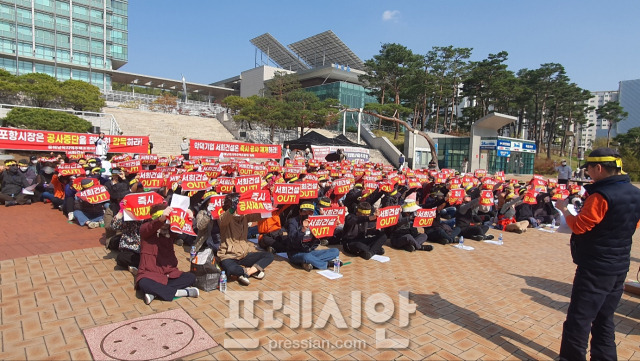 ▲7일 포항 흥해남옥지구지역주택조합원들이 서희건설이 공사를 재개할 것을 촉구하는 집회를 열고 있다. ⓒ프레시안(오주호)