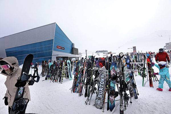 피크 2 피크 곤돌라에는 식당가와 휴게시설이 있다. 스키어들이 굉장히 많았다.