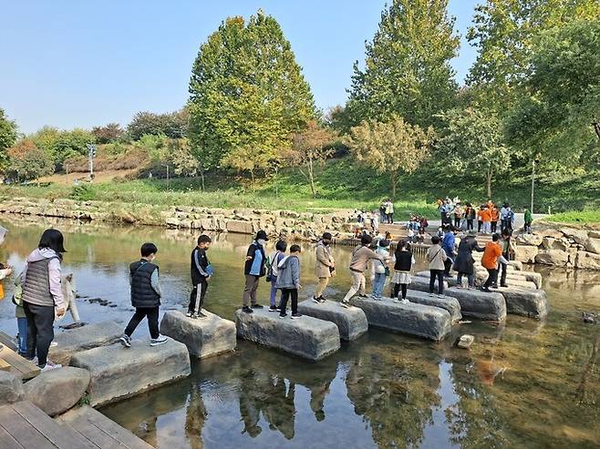 서울 강남구의 ‘환경배움실천학교’로 선정된 한 학교가 제출한 교육프로그램 ‘양재천 플로깅’(조깅하며 쓰레기를 줍는 활동)의 사례. 강남구 제공