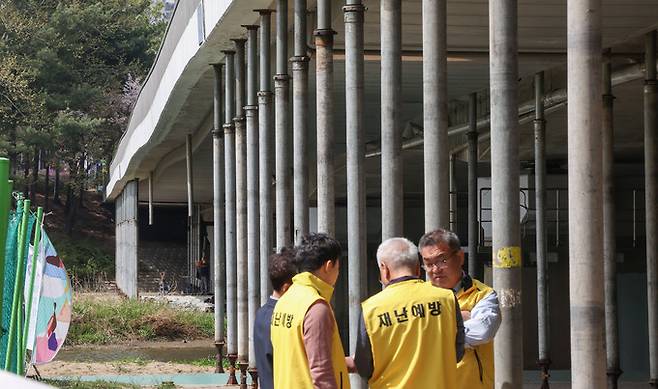 10일 경기도 성남시 수내교 보행로 아래에서 재난 예방 관계자들이 안전 점검과 관련해 논의하고 있다. 성남시는 지난 5일 발생한 분당 정자교 보행로 붕괴 사고와 관련해 탄천 교량 16곳에 임시 보강구조물을 설치했다. 