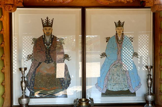 수로왕릉의 오른 편 숭선전에 있는 김수로 왕과 허황옥 왕비의 표준 영정. 사진|한국관광공사