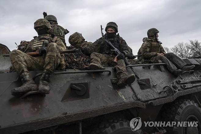 우크라 동부교전 나서는 우크라군 [AP 연합뉴스 자료사진. 재판매 및 DB 금지]