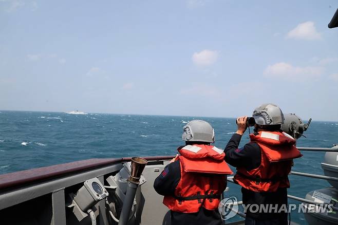 (EPA=연합뉴스) 지난 8일 대만군이 중국 해군 구축함의 움직임을 감시하는 모습. [대만국방부 제공. 재판매 및 DB 금지] 2023.4.10.