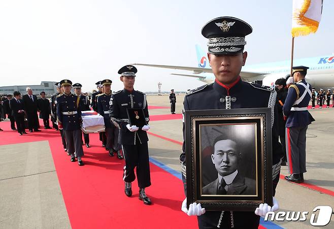 10일 오전 인천국제공항 제2터미널 주기장에서 열린 황기환 애국지사 유해 영접행사에서 국방부 의장대가 유해를 운구하고 있다. 2023.4.10/뉴스1 ⓒ News1 공항사진기자단