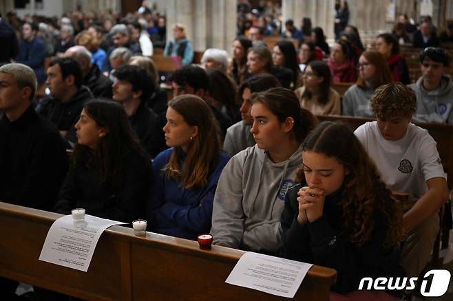 10일(현지시간) 프랑스 남부 마르세유 에글리스 생미셸 성당에서 시민들이 아파트 붕괴 사고 사망자를 추모하고 있다. 2023.04.10. ⓒ AFP=뉴스1 ⓒ News1 김성식 기자