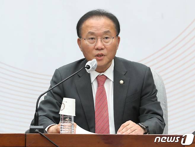 윤재옥 국민의힘 원내대표가 11일 오전 서울 여의도 국회에서 열린 원내대책회의에서 모두 발언을 하고 있다. 2023.4.11/뉴스1 ⓒ News1 송원영 기자