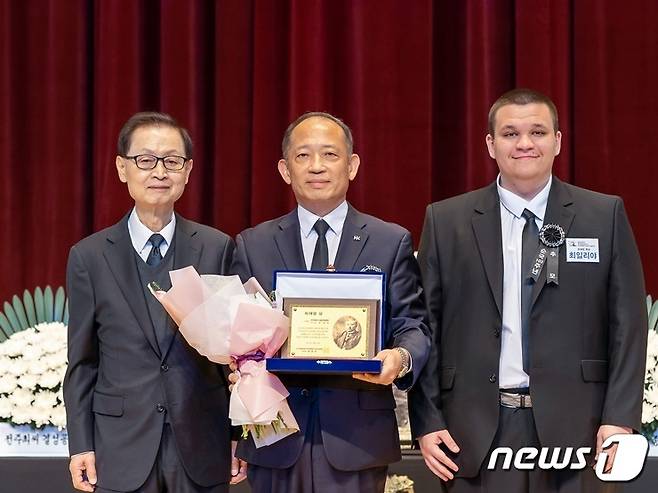 한국콜마와 서울여해재단이 독립운동가 최재형상 단체상을 수상하고 기념사진을 찍고 있다. (왼쪽부터 이장우 쓰리지테크놀로지 회장, 최현규 한국콜마 대표, 최일리야 최재형 기념사업회 이사장. 한국콜마제공)