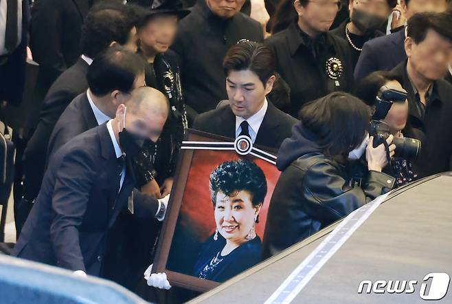 현미의 조카이자 배우 한상진이 11일 오전 서울 동작구 중앙대학교병원 장례식장에서 엄수된 고(故) 현미의 발인식에서 고인의 영정을 들고 운구차로 향하고 있다. (공동취재) 2023.4.11/뉴스1 ⓒ News1 사진공동취재단