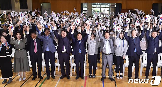 강기정 광주시장이 11일 오전 남구 대성여자중학교에서 열린 '제104주년 대한민국임시정부수립 기념식'에 참석해 이정선 광주시교육감, 최광열 광복회광주시지부장, 광복회원, 학생 등과 만세삼창을 하고 있다.(광주시 제공)2023.4.11/뉴스1