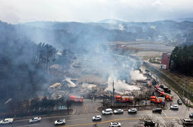 11일 오후 강원도 산불이 8시간 만에 잡혔다. 하늘에서 단비가 내리면서 무지개의 모습이 보인다. 2023. 4. 11 / 장련성 기자