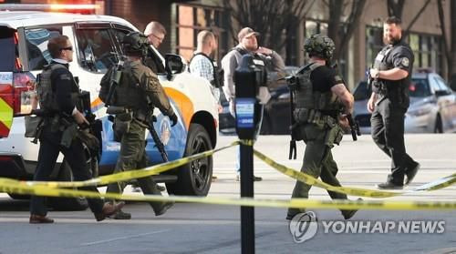 미국 켄터키주 루이빌 총격사건에 대응하는 경찰. /연합뉴스