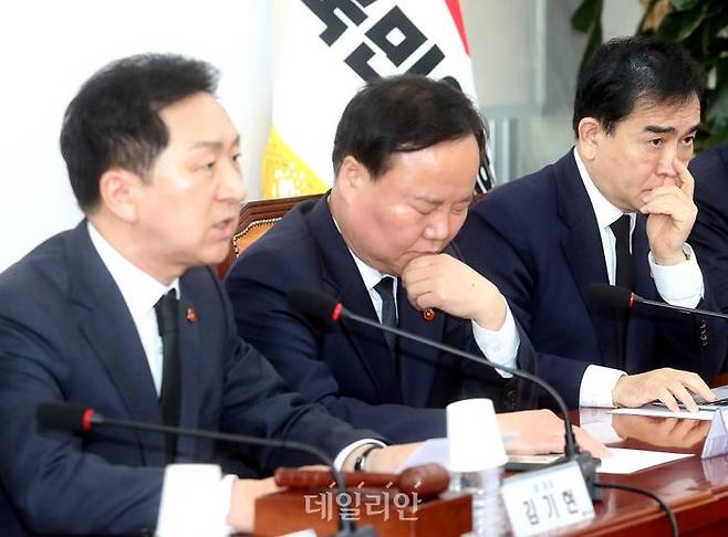 김재원 국민의힘 최고위원이 눈을 감고 김기현 대표의 모두발언을 경청하고 있다. ⓒ데일리안 박항구 기자