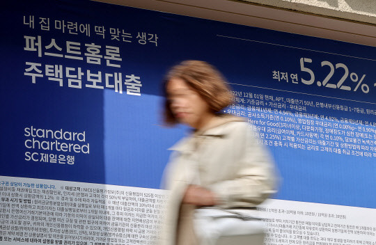 한국은행의 금리 동결 결정으로 채권 금리가 하락세를 보이면서 은행 대출 금리도 더 내려갈 것이란 분석이 나온다. 연합뉴스