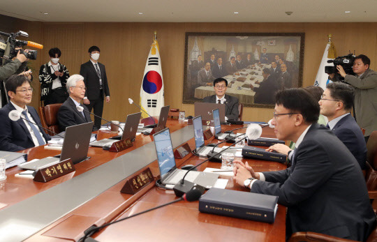 한국은행 금융통화위원회 정기회의



    (서울=연합뉴스) 이창용 한국은행 총재가 11일 서울 중구 한국은행에서 열린 금융통화위원회 정기회의를 주재하고 있다. 2023.4.11 [사진공동취재단]



    photo@yna.co.kr



(끝)