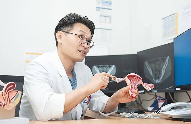 임명철 국립암센터 교수경희대 의대 학·석·박사, 현 국립암센터 자궁난소암센터 전문의, 현 대한암학회 이사, 전 대한부인종양학회 학술위원 사진 국립암센터
